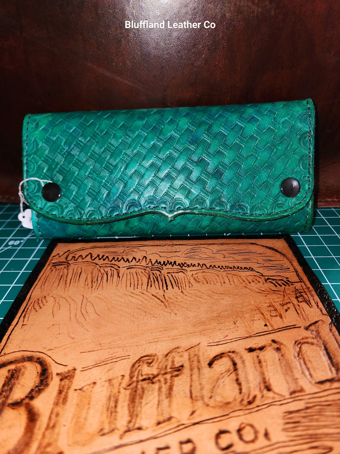 Handcrafted Long Green Leather Wallet – Full-Grain Leather with Timeless Design